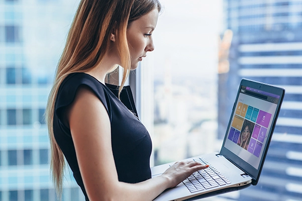 Meevo for franchise: Women looking at Meevo on a laptop