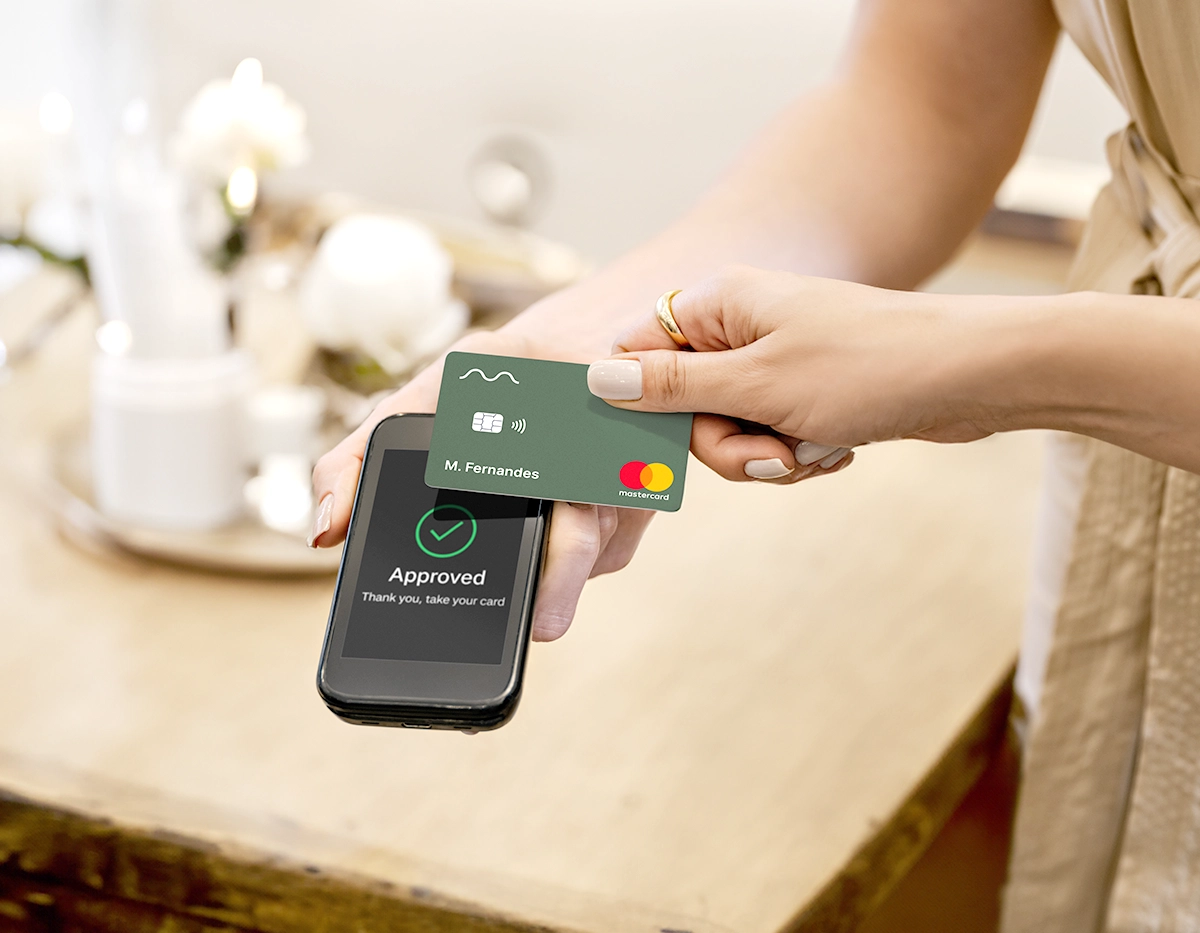 Client using tap to pay on MeevoPay salon POS terminal